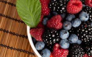 Blueberries_and_raspberries